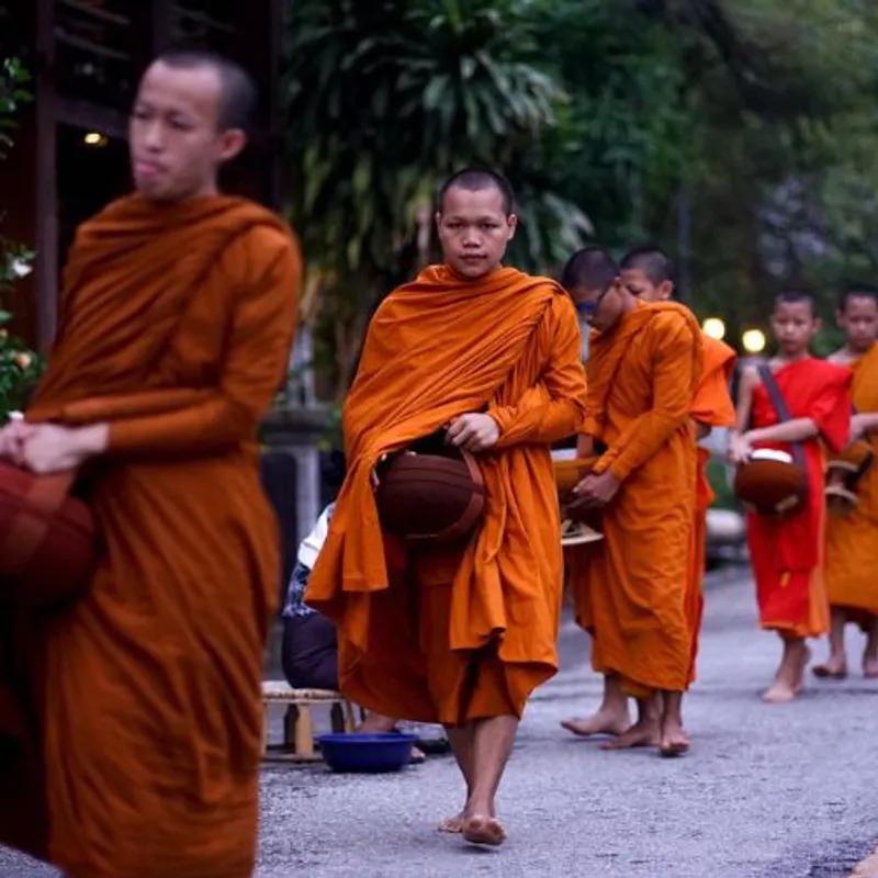 Luang Prabang flight  - Siem Reap ( Breakfast)( VN 931: 14:40 - 16:10)