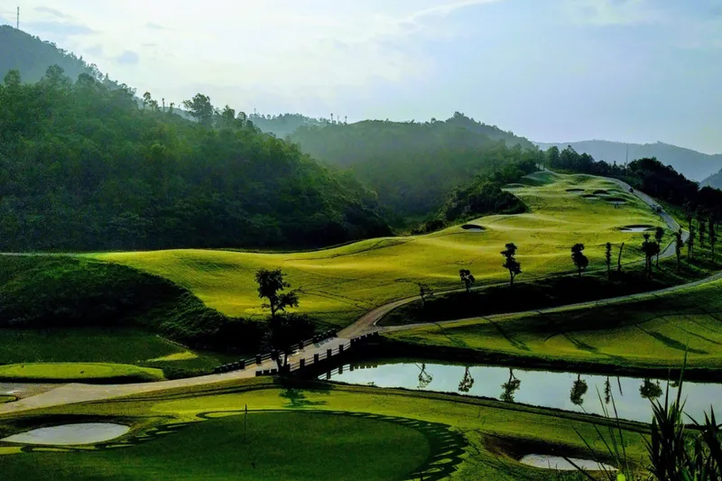 Hanoi Golf & Halong Bay Tour 6 Days: Legend Hill, Kings Island, Phoenix & Sky Lake