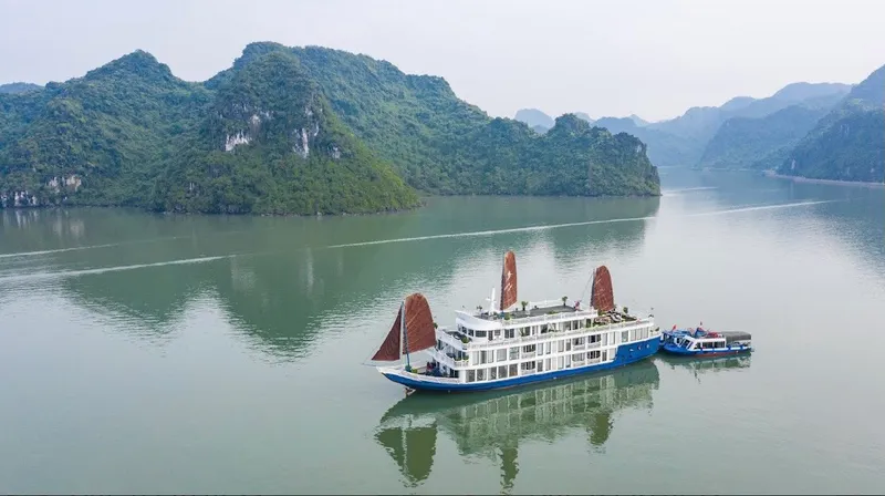 | HANOI – EXPLORE HA LONG BAY – LAN HA BAY ( Lunch/ Dinner)
