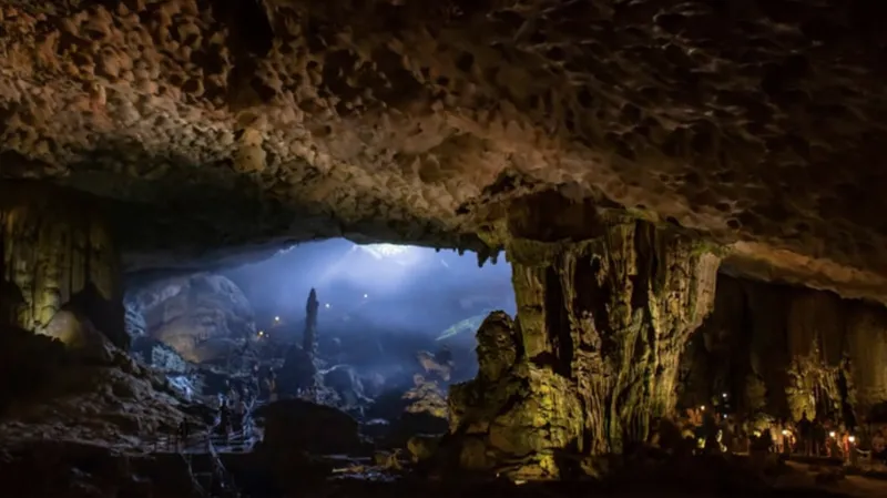 HALONG BAY – SUNG SOT CAVE – HANOI ( BREAKFAST/ BRUNCH)