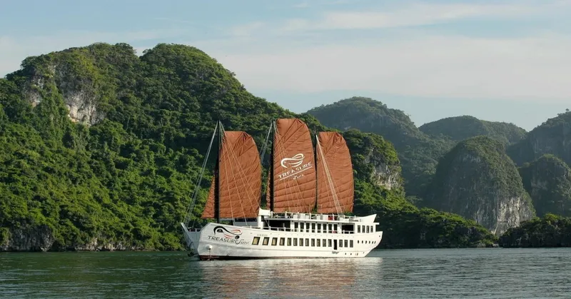 2D1N Treasure Junk Cruise Bai Tu Long Bay