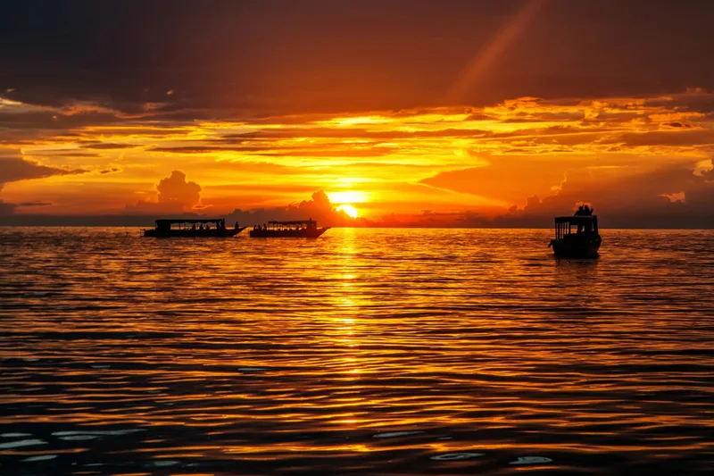 Siem Reap - Tonle Sap Lake - Floating Villages - Wat Bo - Wat Thmey  ( Full Day )
