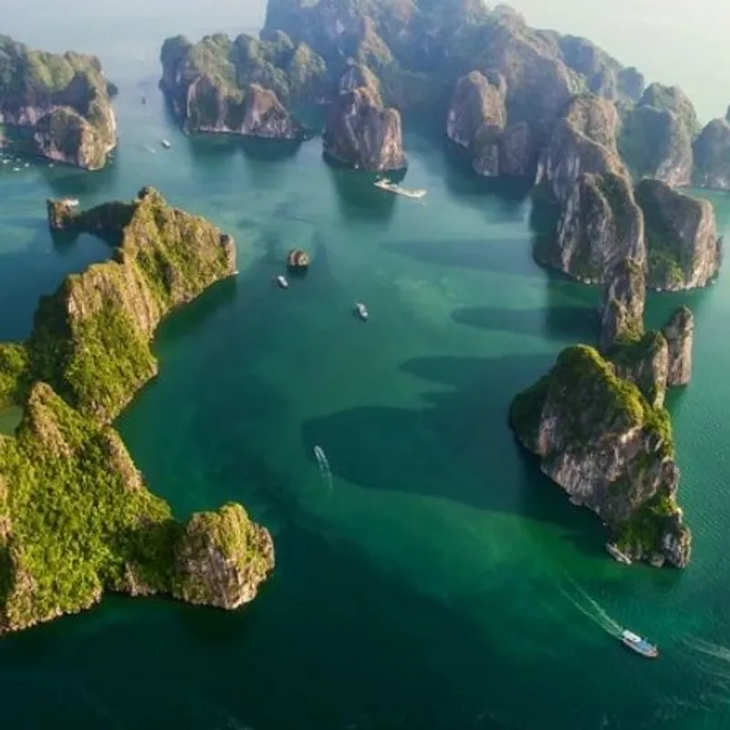 Hanoi – Halong bay. (Breakfast /Lunch / Dinner)