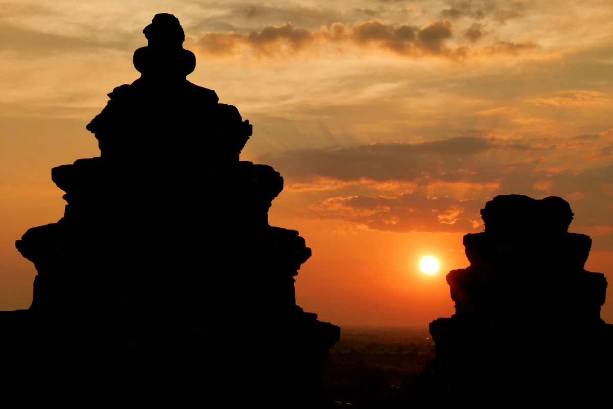 A Mesmerizing Experience: Sunset at Phnom Bakheng, Angkor Wat – photo 3