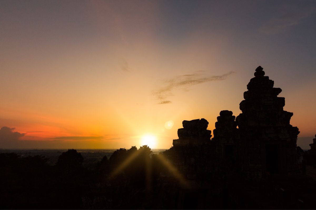 A Mesmerizing Experience: Sunset at Phnom Bakheng, Angkor Wat – photo 2